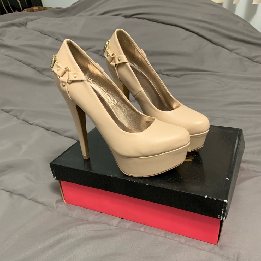 Nude Pumps with Gold Chain